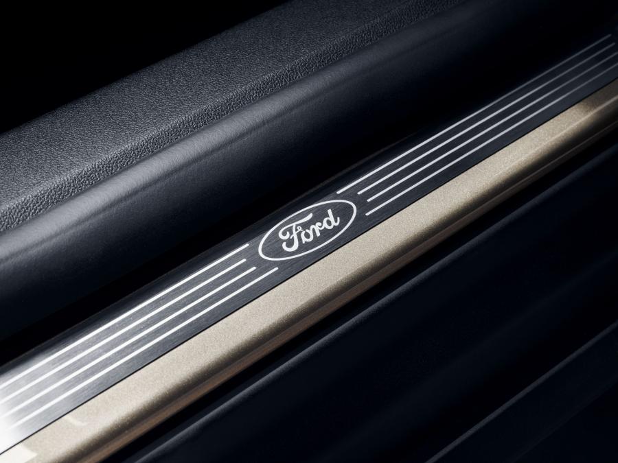 Детали интерьера Ford Focus Titanium Turnier 2018 года  (WW) (фото 28 из 31)